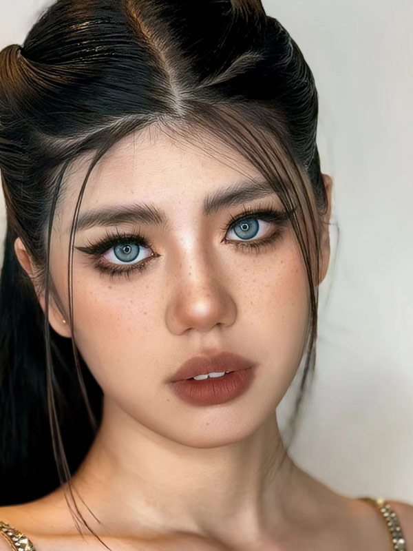 亚裔混血辣妹氛围感妆容小猫眼雀斑很上镜